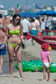 Michelle Hunziker, sexy in spiaggia con le figlie 5