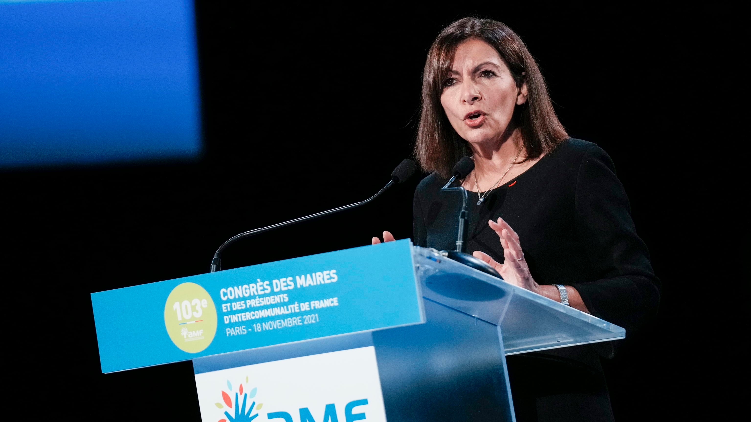 "Distrugge la democrazia". E il sindaco socialista di Parigi lascia X (Twitter)