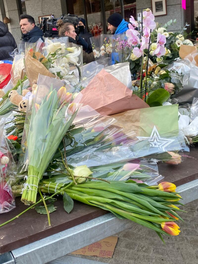Crans-Montana, candele e lumini rossi sul luogo della strage 17