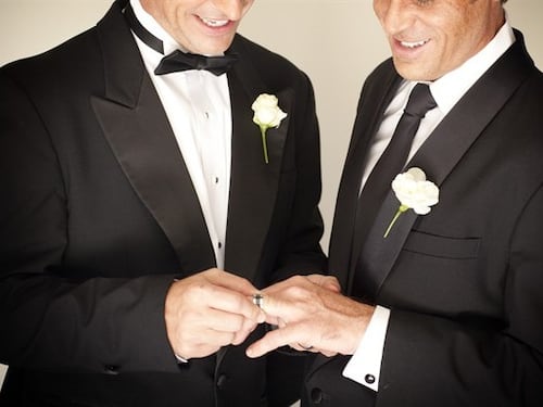 "Non siamo gay, ci sposiamo per convenienza". Ma scoppia la polemica