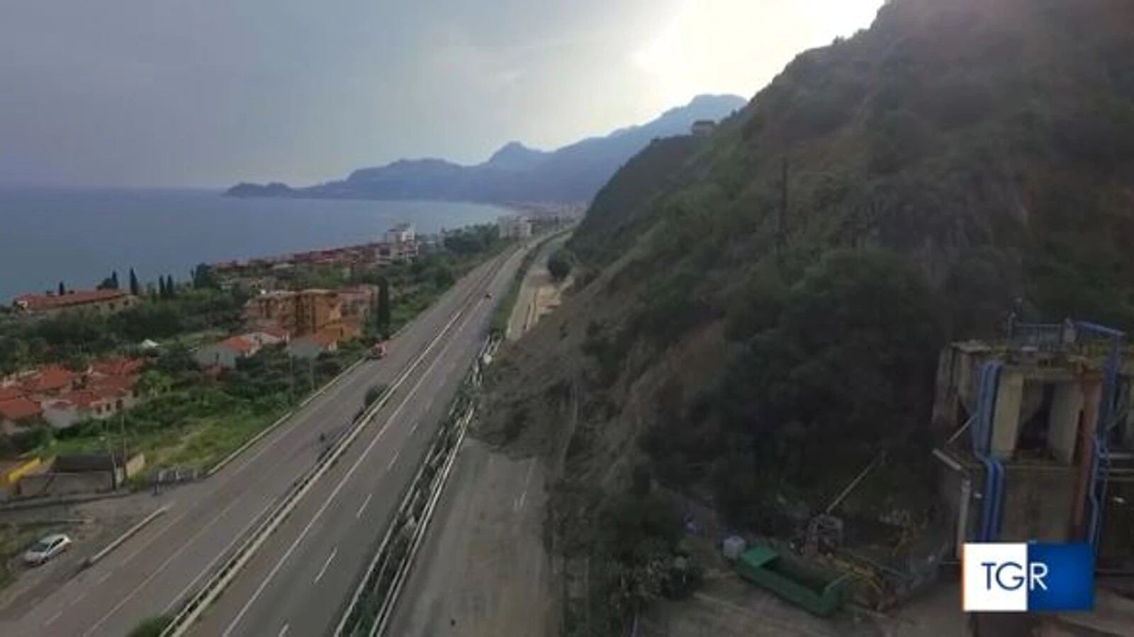 Dopo mille giorni iniziati i lavori per la rimozione della frana di Letojanni