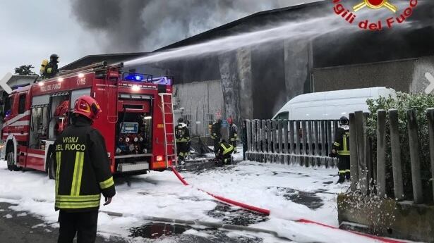 Incendio in un deposito di rifiuti speciali