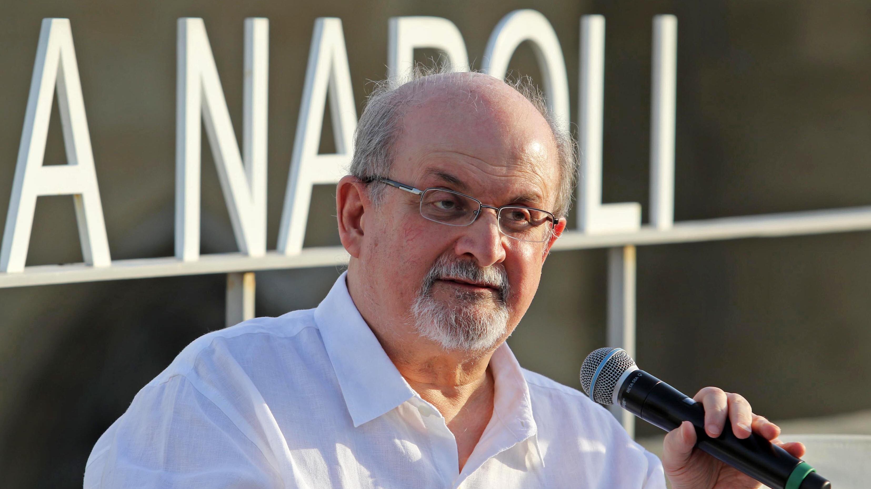 "Offese Maometto". Così Salman Rushdie finì nel mirino degli islamici