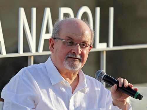 "Offese Maometto". Così Salman Rushdie finì nel mirino degli islamici