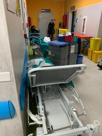 Pronto soccorso devastato dai parenti del 15enne ucciso a Napoli 9