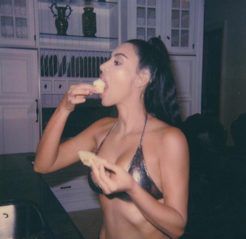 Kim Kardashian, scatto sexy: mangia un cupcake 1