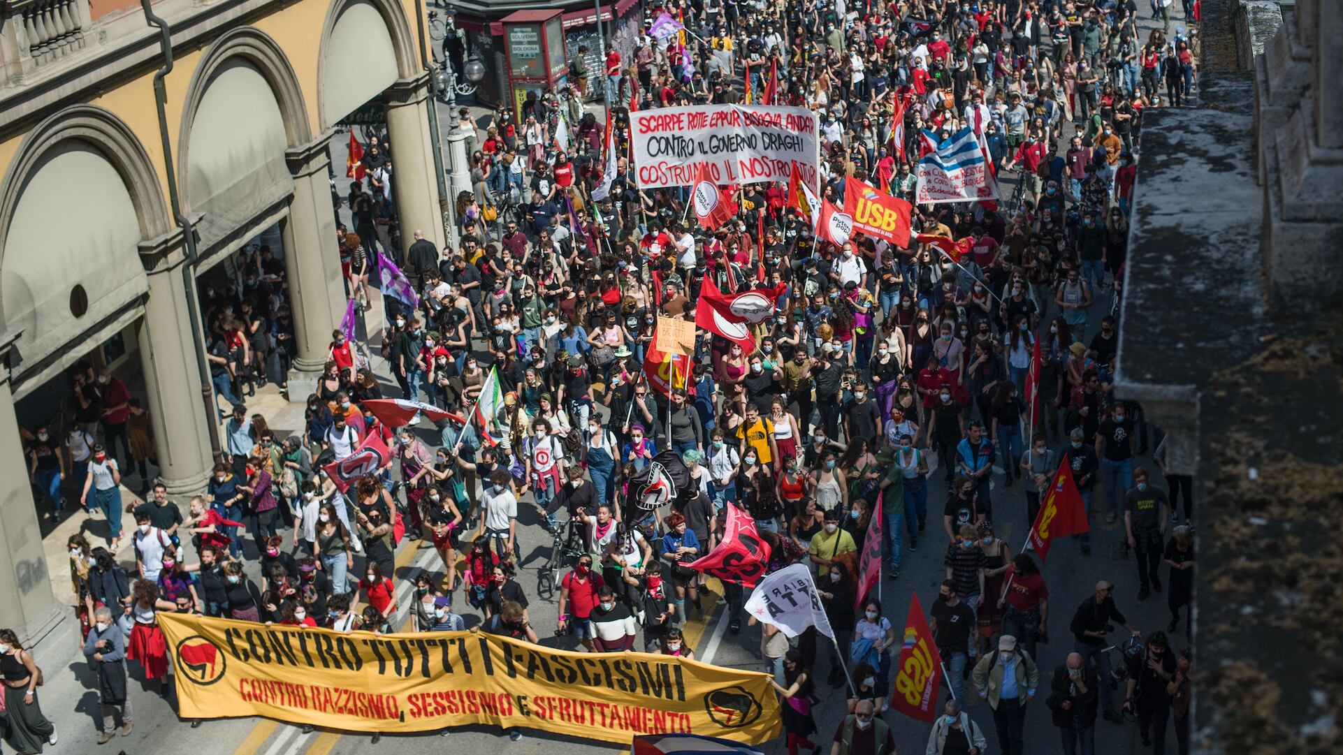 I partigiani assembrati, l'India e il coprifuoco: quindi, oggi...