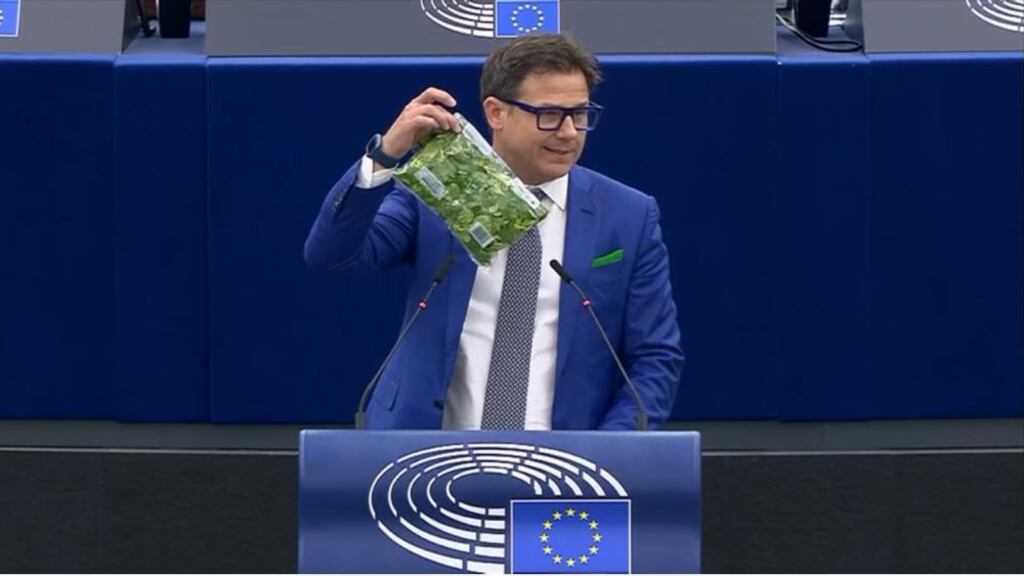 Il leghista Ciocca brandisce l'insalata contro inefficacia dell'Ue