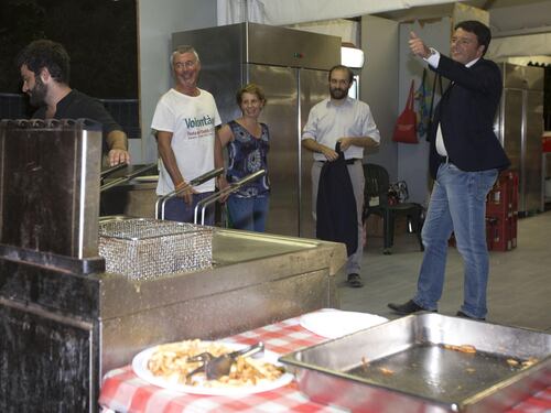 Renzi, blitz alla Festa dell'Unità: selfie e biliardino