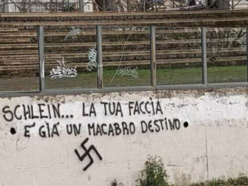 "La tua faccia..:". Svastica e insulti contro la Schlein