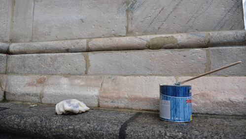 Il portone del Duomo imbrattato da scritte 4