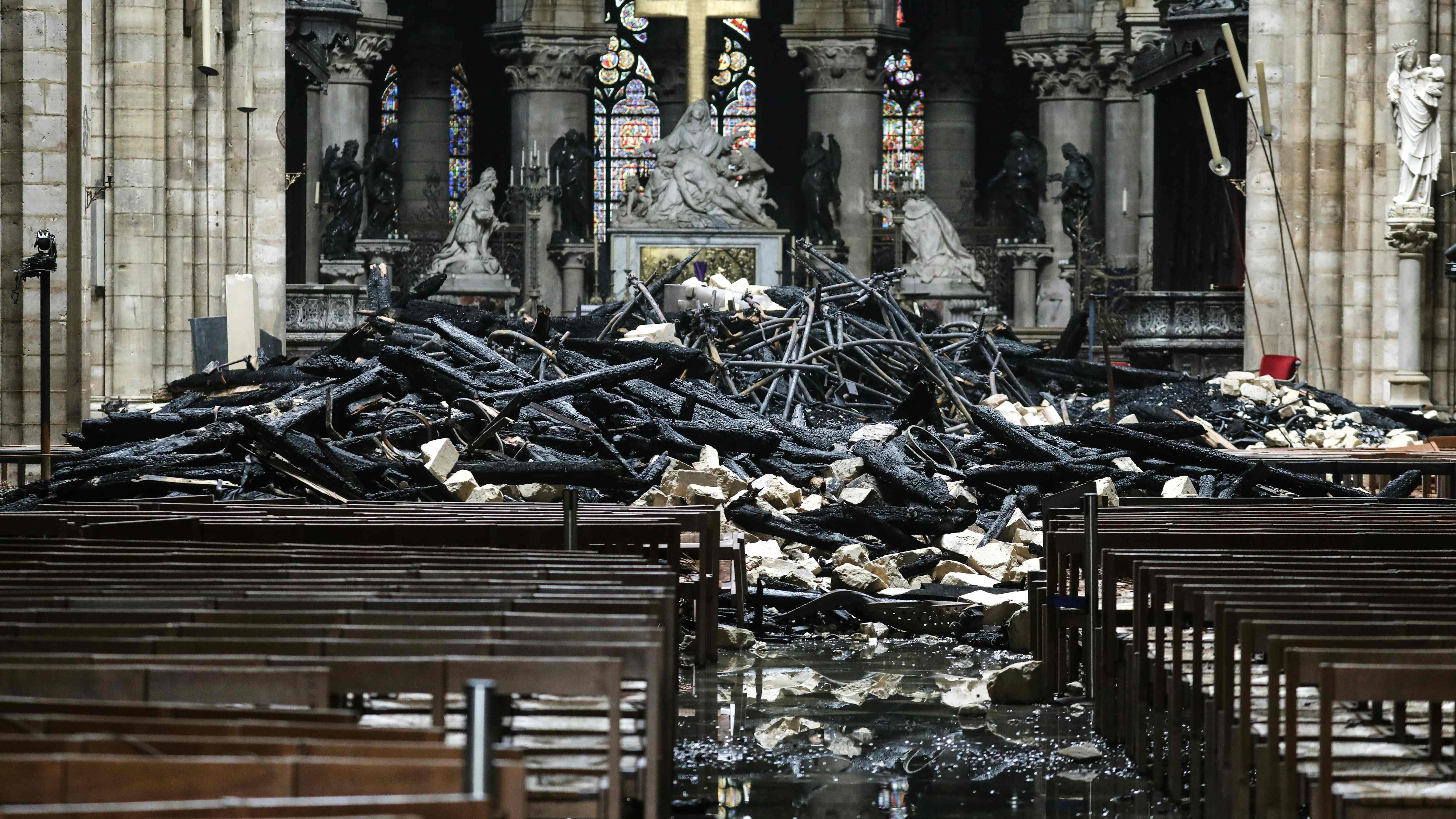 La croce intatta tra le macerie è il segno per salvare l'Europa