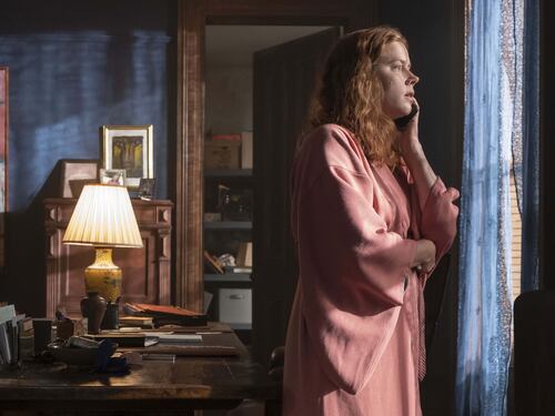 “La donna alla finestra”, film alla Hitchcock, spreca un cast stellare