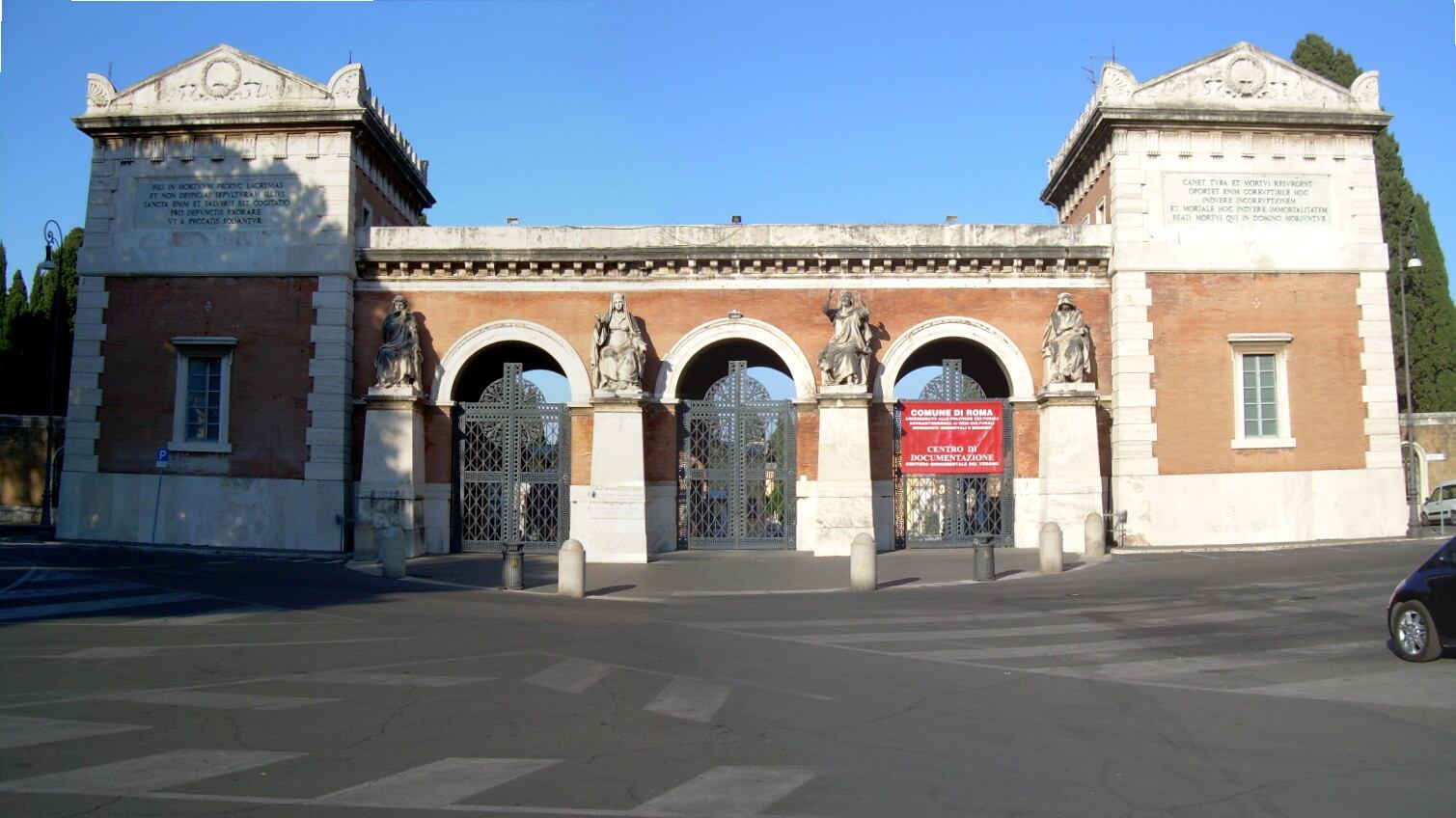 Croci, vasi e statue rubate ai cimiteri fruttano 100mila euro al ladro