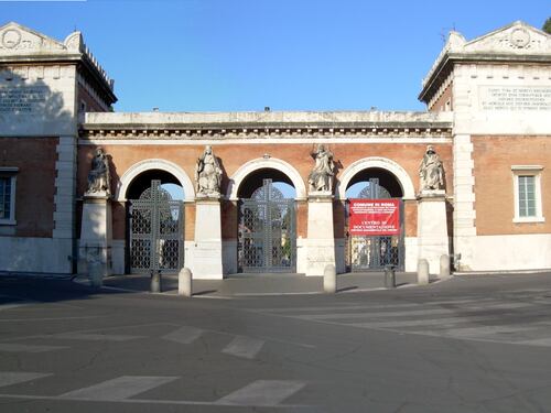 Croci, vasi e statue rubate ai cimiteri fruttano 100mila euro al ladro