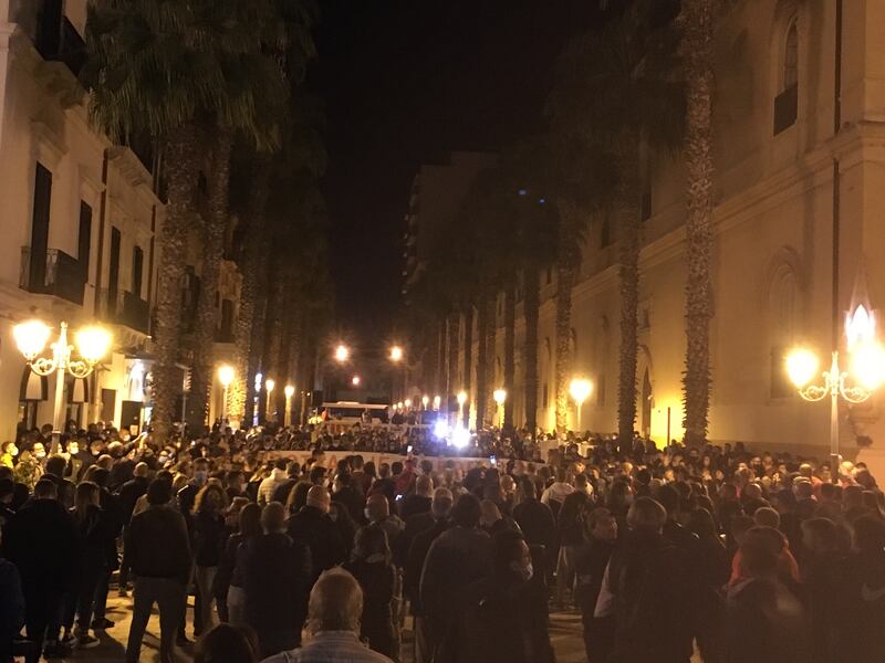 Taranto, la manifestazione anti-lockdown 5