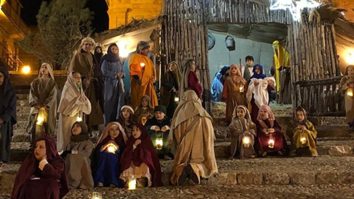 La donna con la brocca è un'operaia nel Presepio che aiuta Maria e ne ammira il coraggio di dire "si"