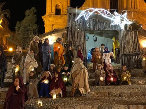 La donna con la brocca è un'operaia nel Presepio che aiuta Maria e ne ammira il coraggio di dire "si"