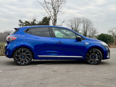 Renault Clio E-Tech: guarda la gallery della citycar ibrida francese 12