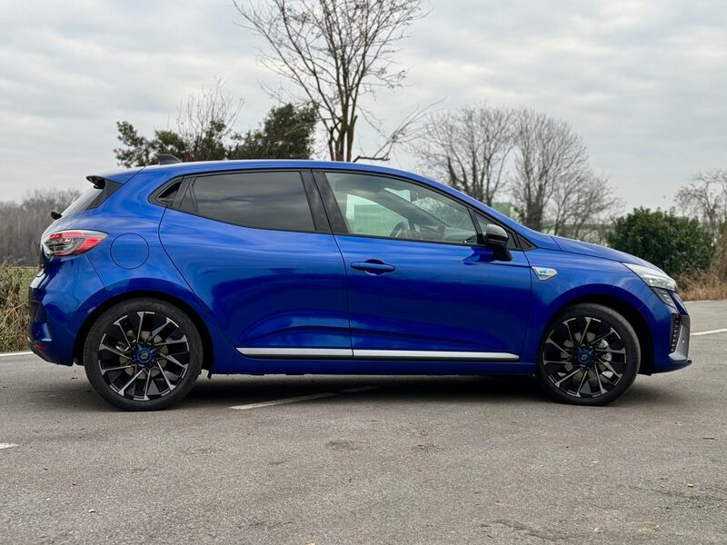 Renault Clio E-Tech: guarda la gallery della citycar ibrida francese 12