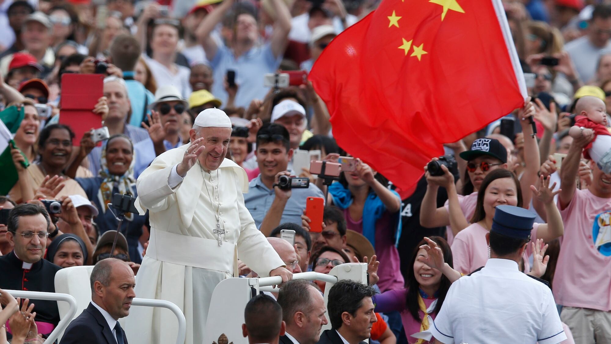 La Cina comunista tende la mano al Papa: riconosciuto vescovo "clandestino"