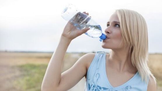 Crolla un mito: bere tanta acqua crea dipendenza