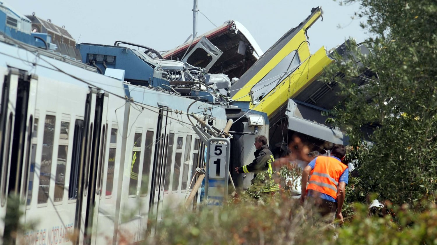 Puglia, l'accusa dei passeggeri: "La tragedia per cambio treno"