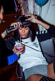 Rihanna fra cocktails, sigari e sci con le amiche 4
