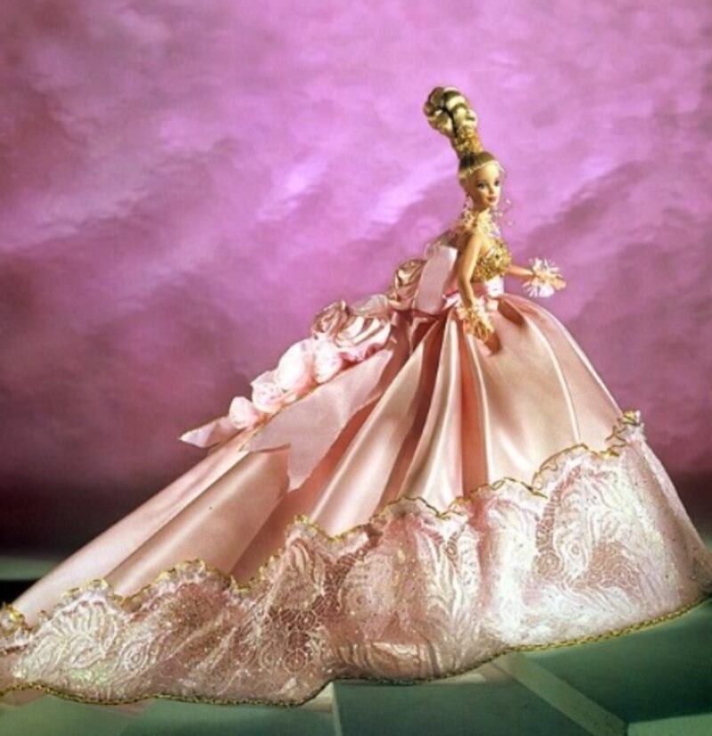Barbie Pink Splendor con gioielli Swarosky e ricami con filo d'oro 24 carati. Prezzo 1000 euro
