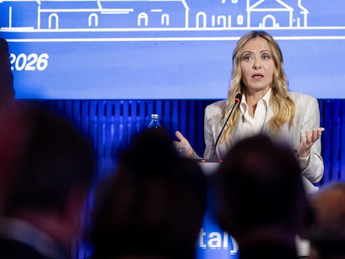 Carburanti, Meloni: “Pronti a intervenire sulle accise”. E sulla flessibilità ora l’Ue apre