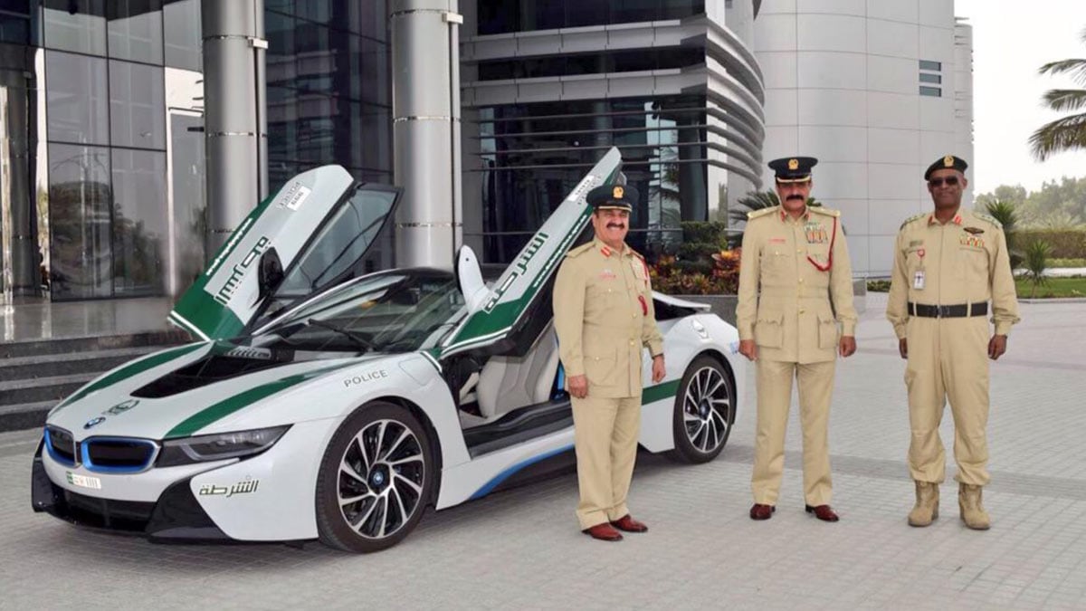 La polizia di Dubai naviga nel lusso tra Bugatti, Ferrari e Aston Martin