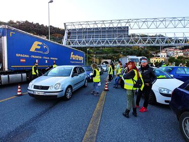 I gilet jaunes sconfinano in Italia e occupano la barriera dell'A10 a Ventimiglia 1