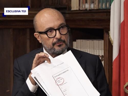 Il ritorno in Rai senza incarico. E dà il via alla battaglia legale