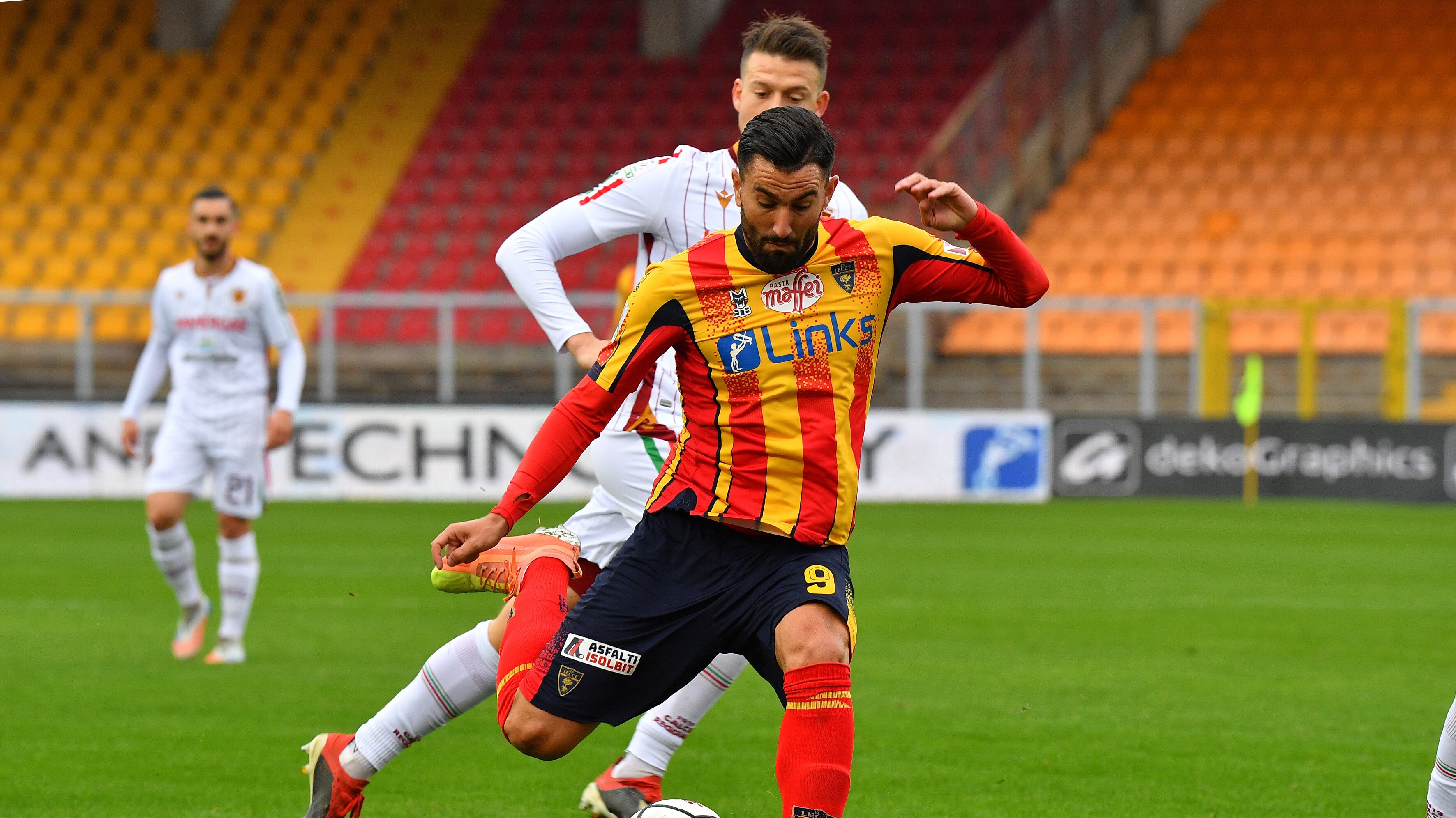 Lecce a valanga 7-1 con la Reggiana. Monza pari a Pordenone