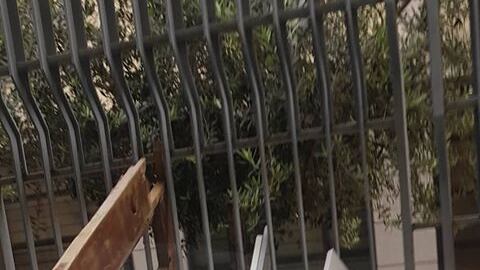 Usano mobili per occupare aree di sosta: la denuncia dei residenti