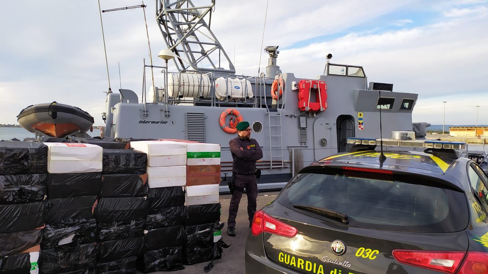 Contrabbando di sigarette dalla Tunisia a Palermo: 17 arresti