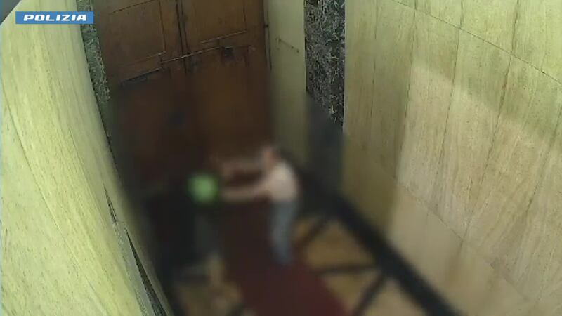 Il pedinamento e la rapina: le immagini delle telecamere di sorveglianza 7
