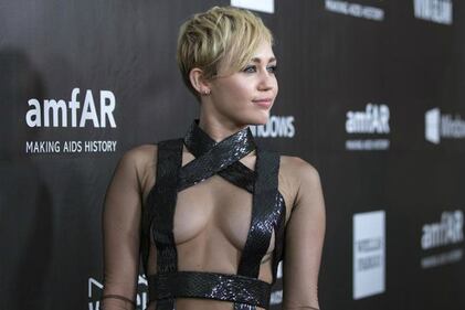 Miley Cyrus lancia l'ascella non depilata su Instagram 14