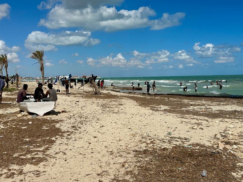 La spiaggia di un hotel chiuso di Zarzis utilizzata dai migranti.