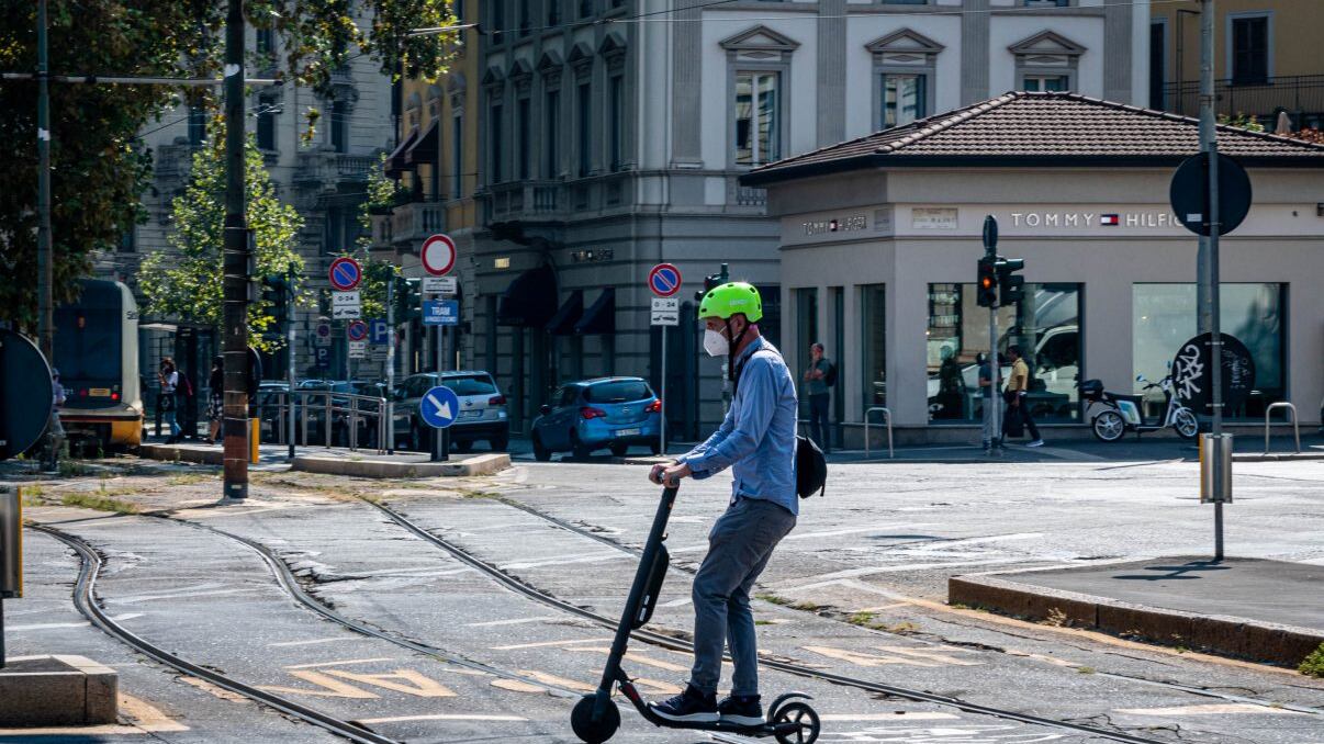 Monopattini fuori controllo. Ieri altri due incidenti in corso Buenos Aires