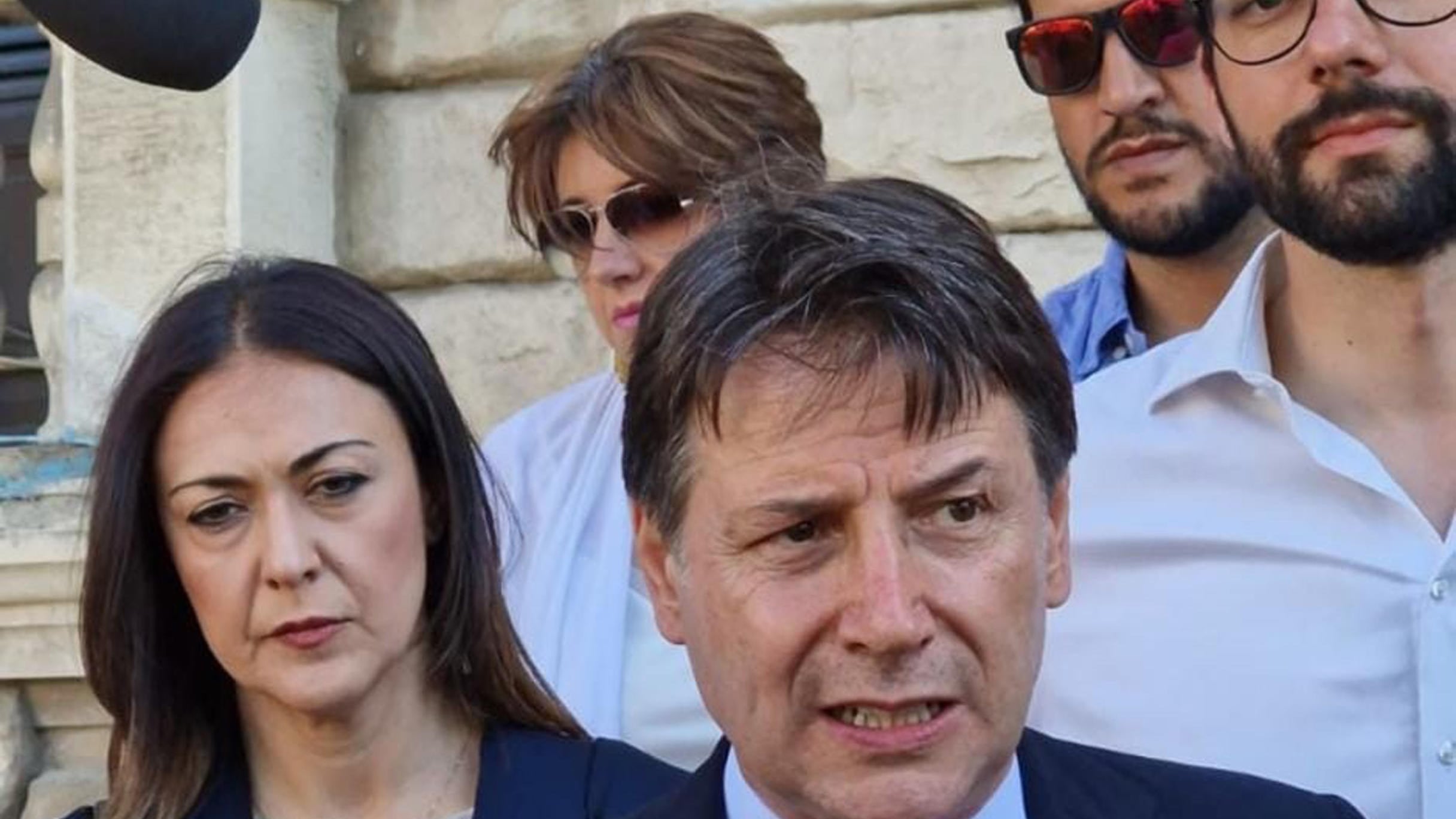 L'exit strategy di Conte: mollare i dem per Leu