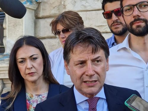 L'exit strategy di Conte: mollare i dem per Leu