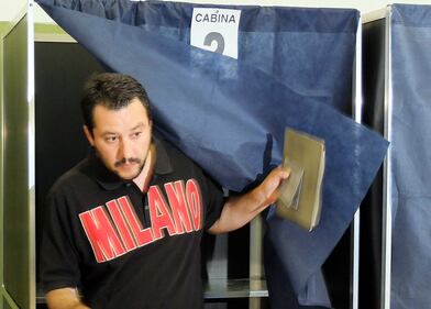 Milano, Salvini va a votare in bermuda  3