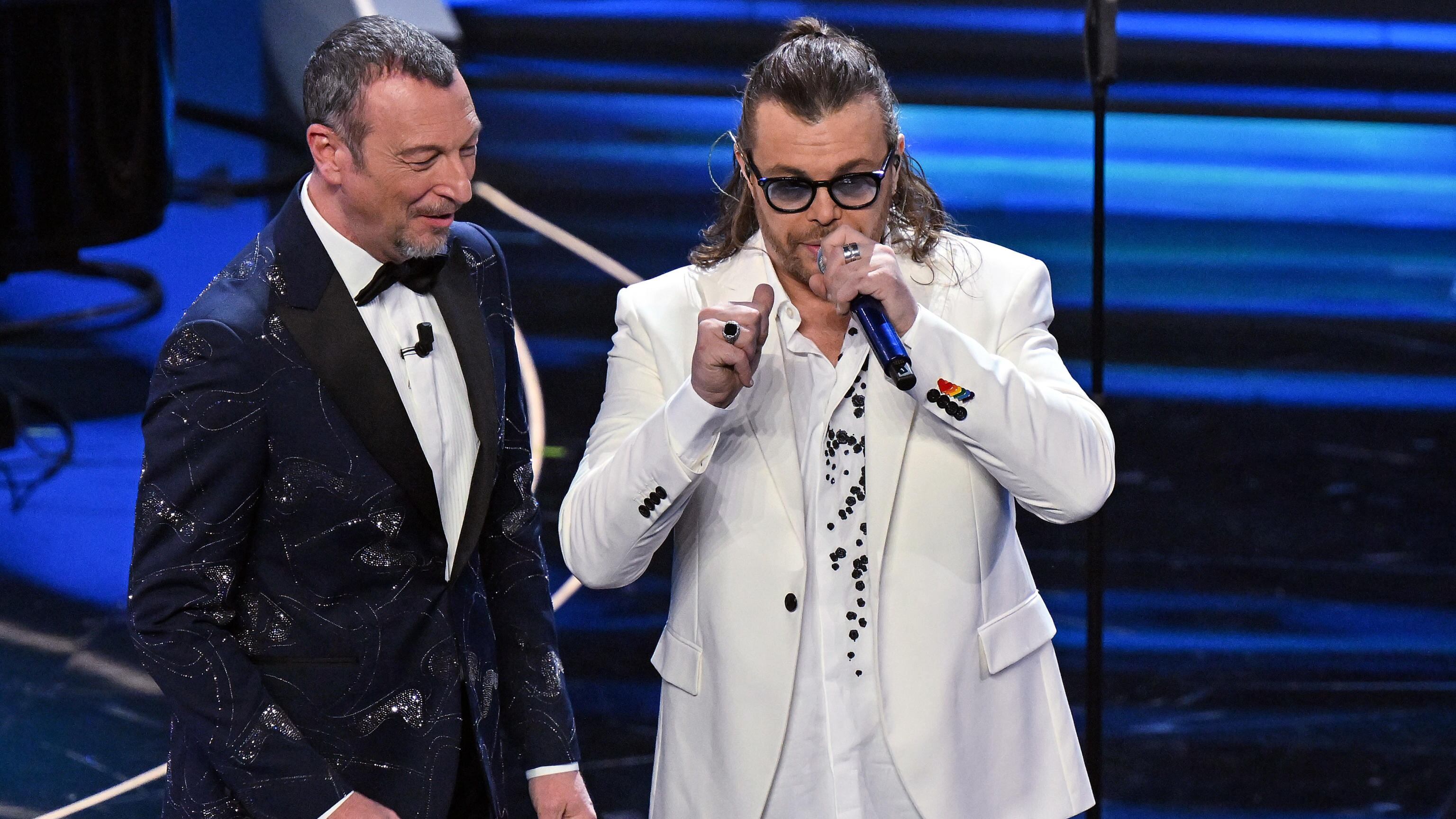 "Scusate...". Gianluca Grignani interrompe la canzone: ecco perché
