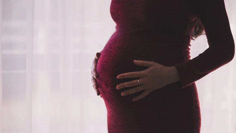 Covid, si può fare vaccino se si è in gravidanza? Ecco le risposte dell'Iss