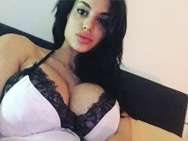 Cristina Del Basso, seno esplosivo in un selfie 34