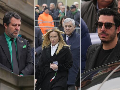 Bossi, l'ultimo saluto a Pontida. Da Meloni a Giorgetti: ecco chi c'era. Salvini e il bacio alla moglie del Senatur