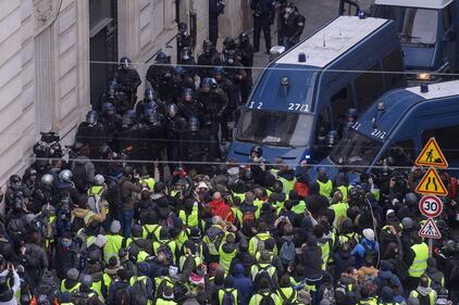 Parigi, scontri fra polizia e gilet gialli vicino l'Arco di Trionfo 2