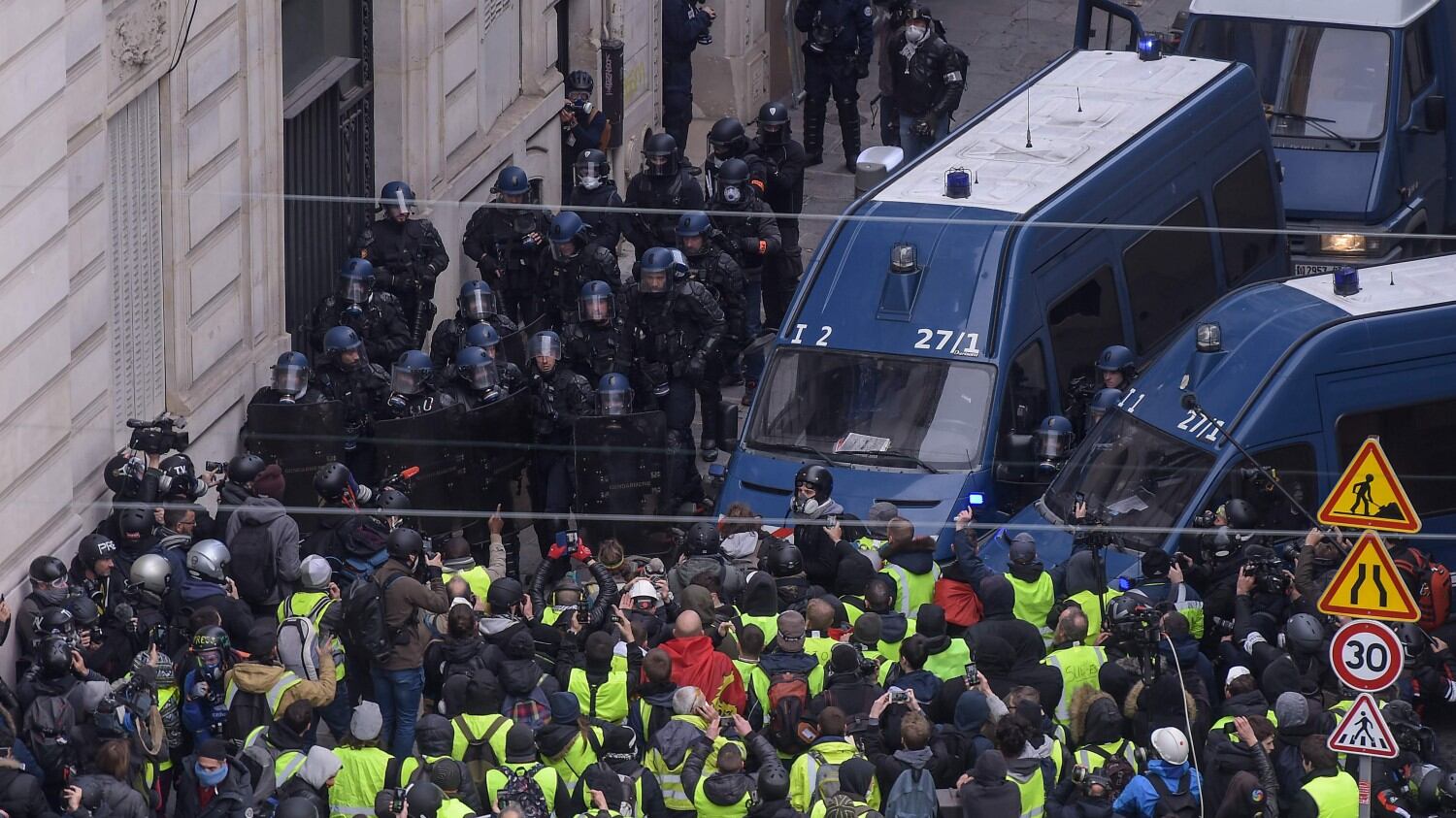 I gilet gialli esaltano i 5 Stelle Di Battista: ora appoggiamoli