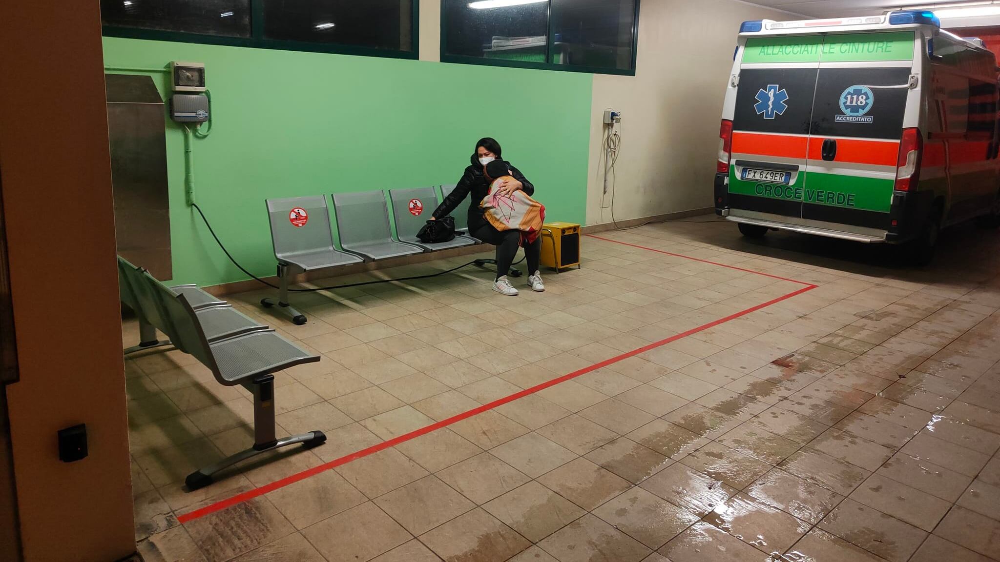 Non c'è posto in ospedale: ecco dove hanno dovuto aspettare mamma e bimbo